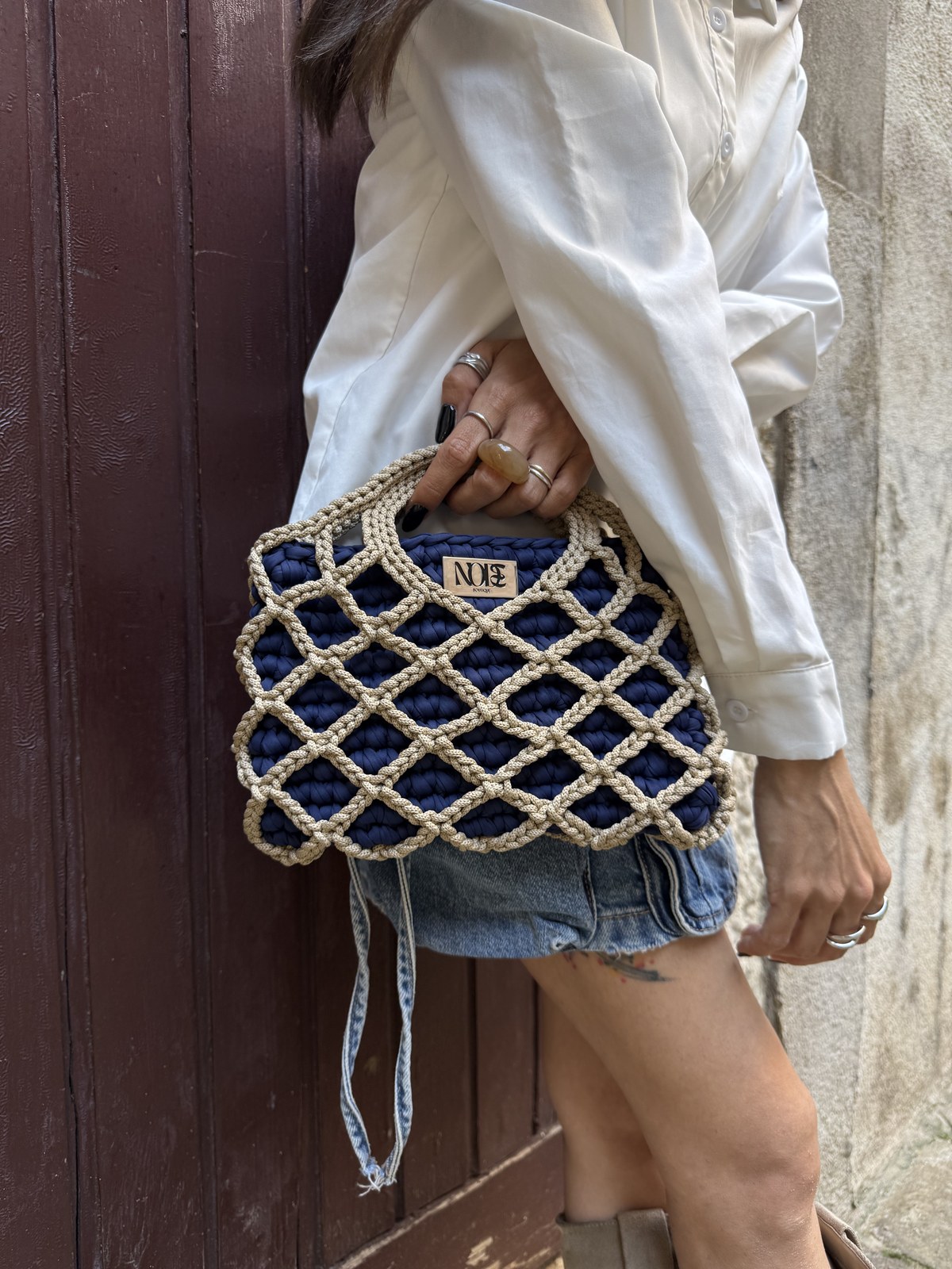 Borsa Modular indossata con camicia bianca