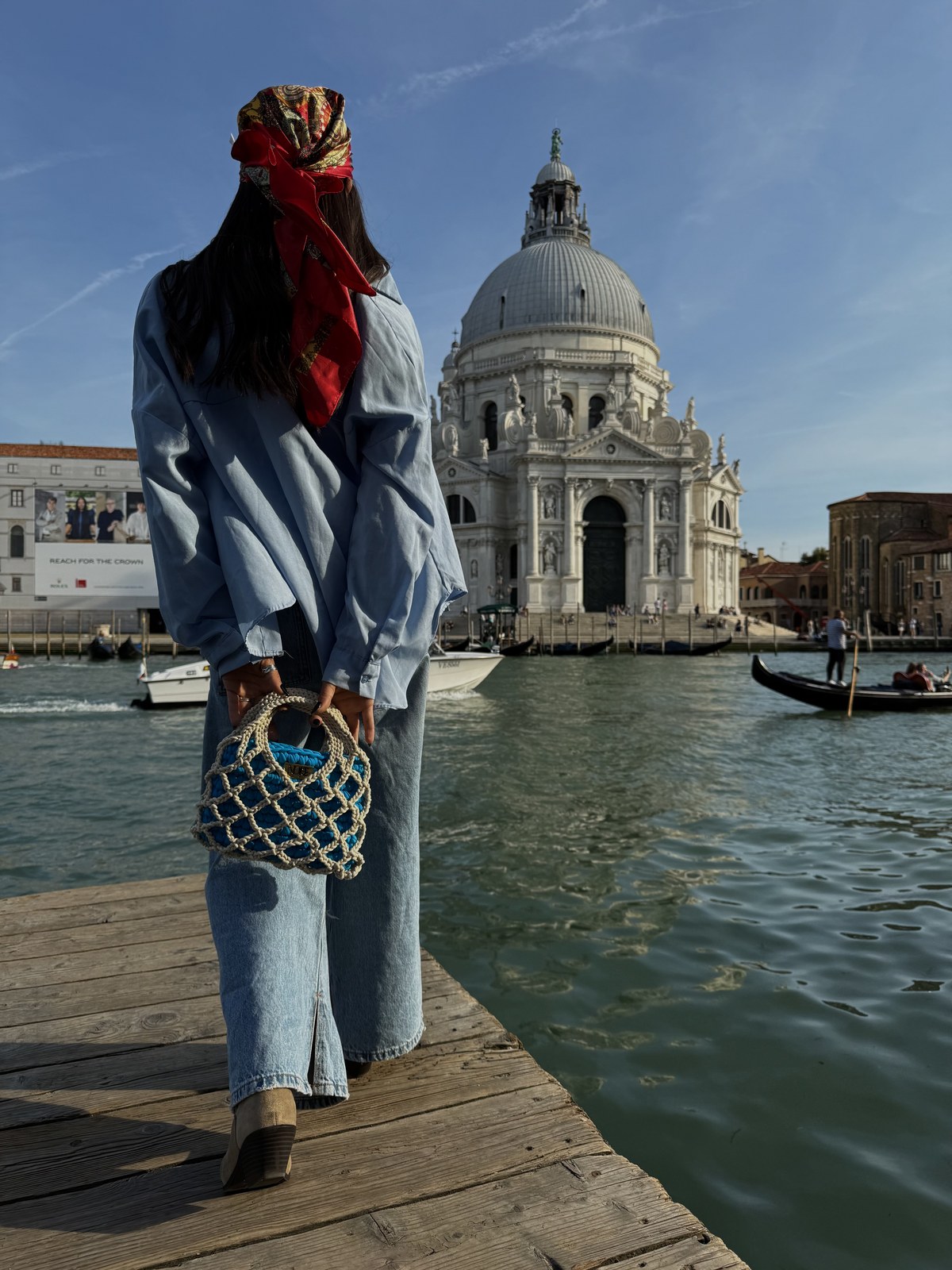 Outfit con cappello e borsa crochet a Venezia
