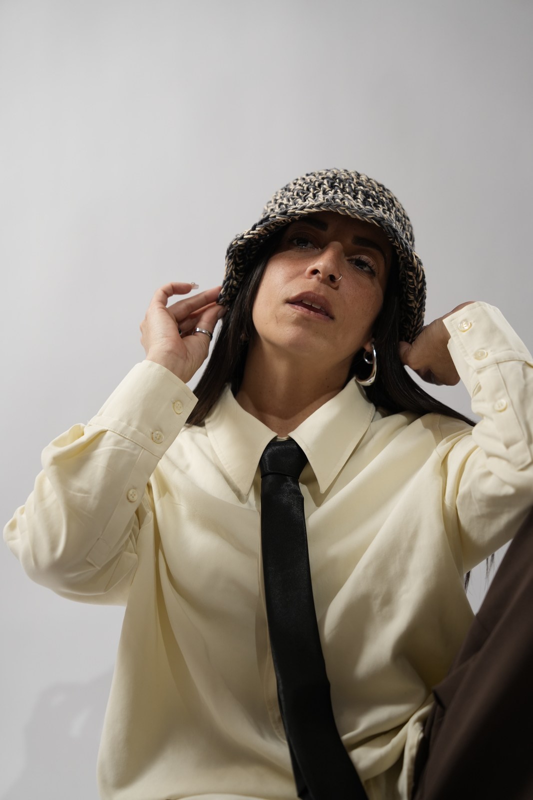 Outfit con cappello crochet e cravatta