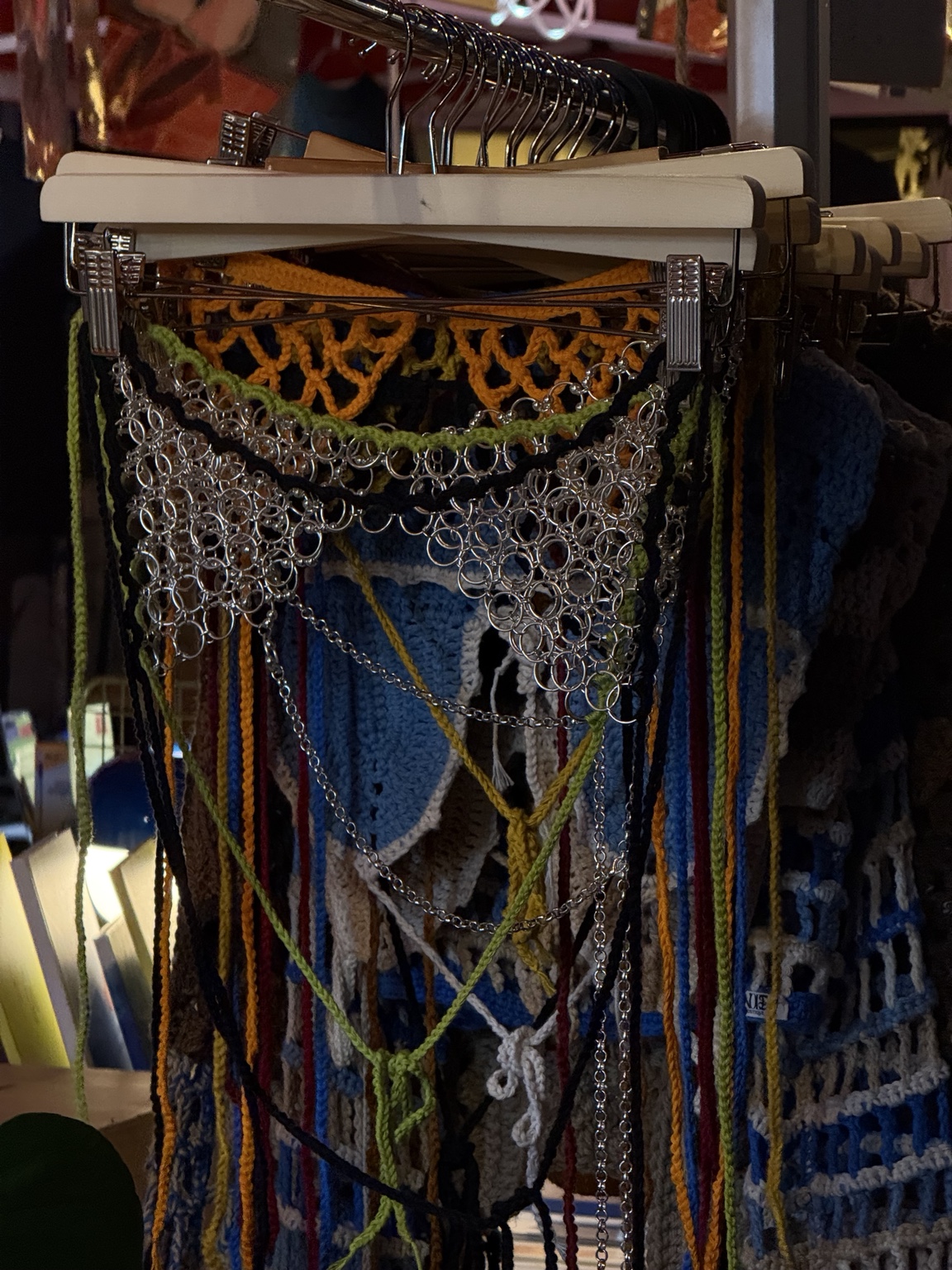 Borse e lavorazioni crochet esposte al mercatino