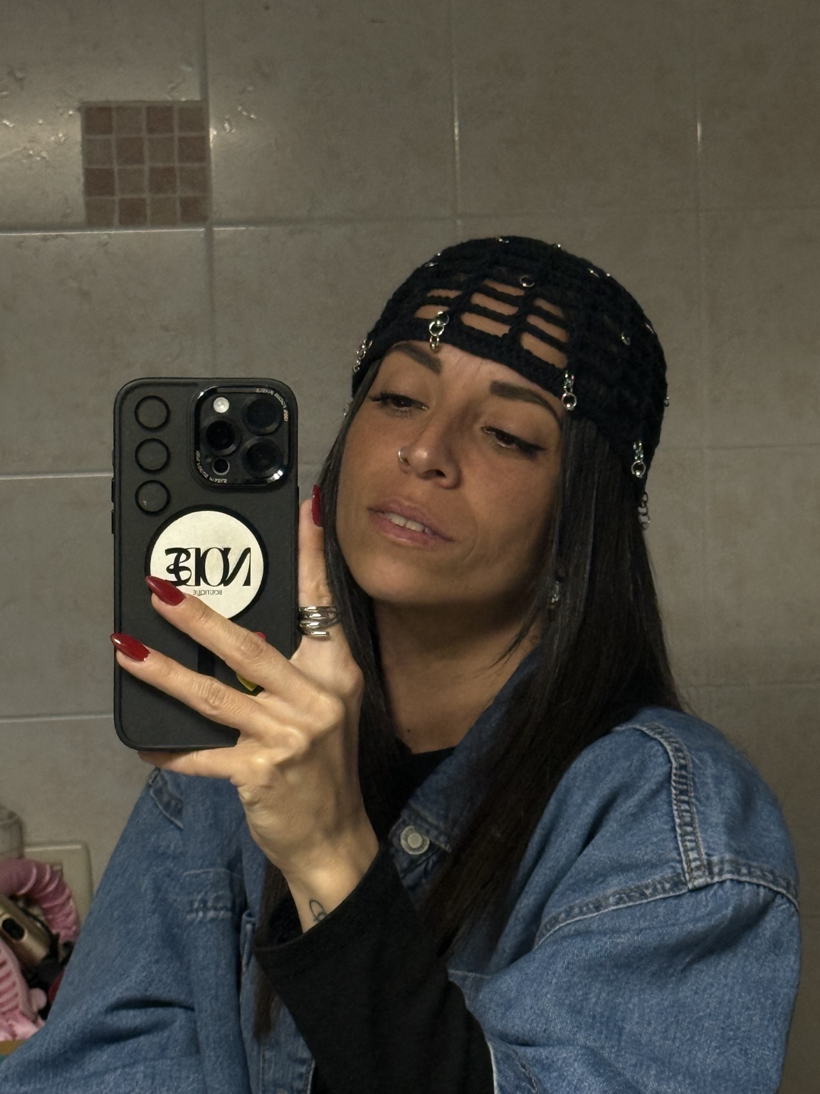 Stefania con cappello crochet nero