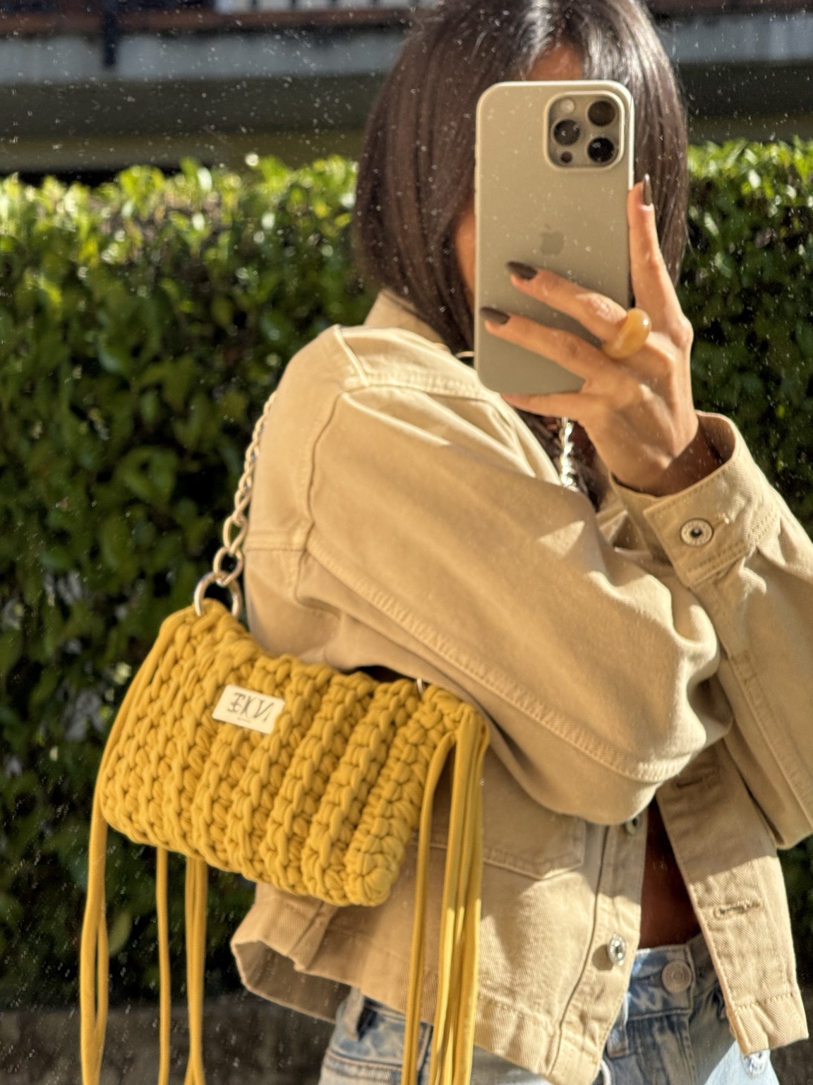 Dettaglio della borsa crochet gialla