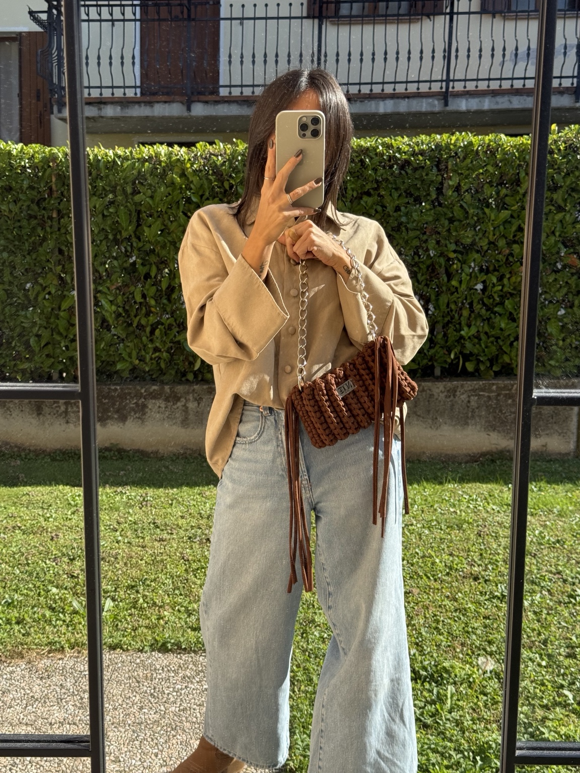 Stefania con borsa crochet marrone