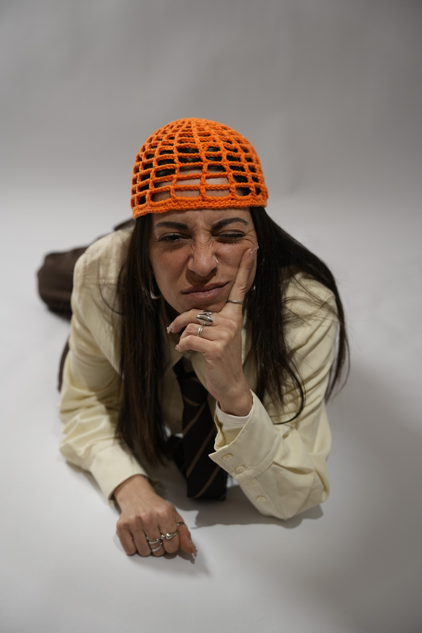 Stefania con cappello crochet arancione