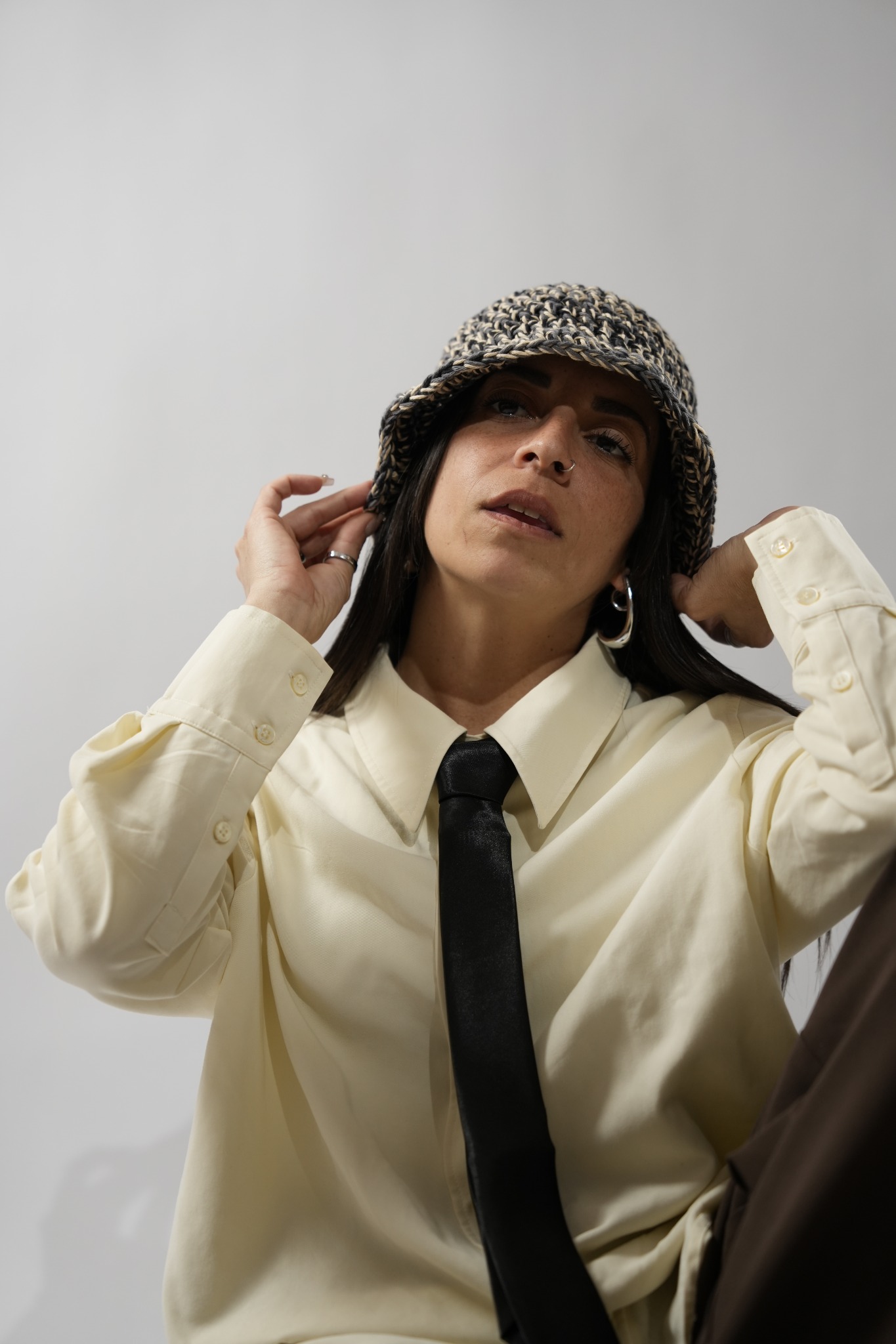 Stefania con cappello crochet nero e beige