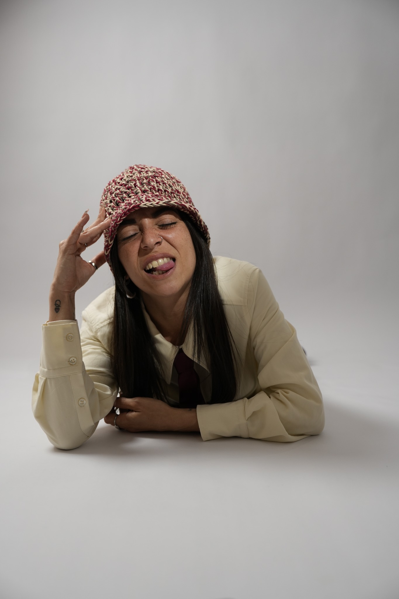 Stefania con cappello crochet rosa e beige
